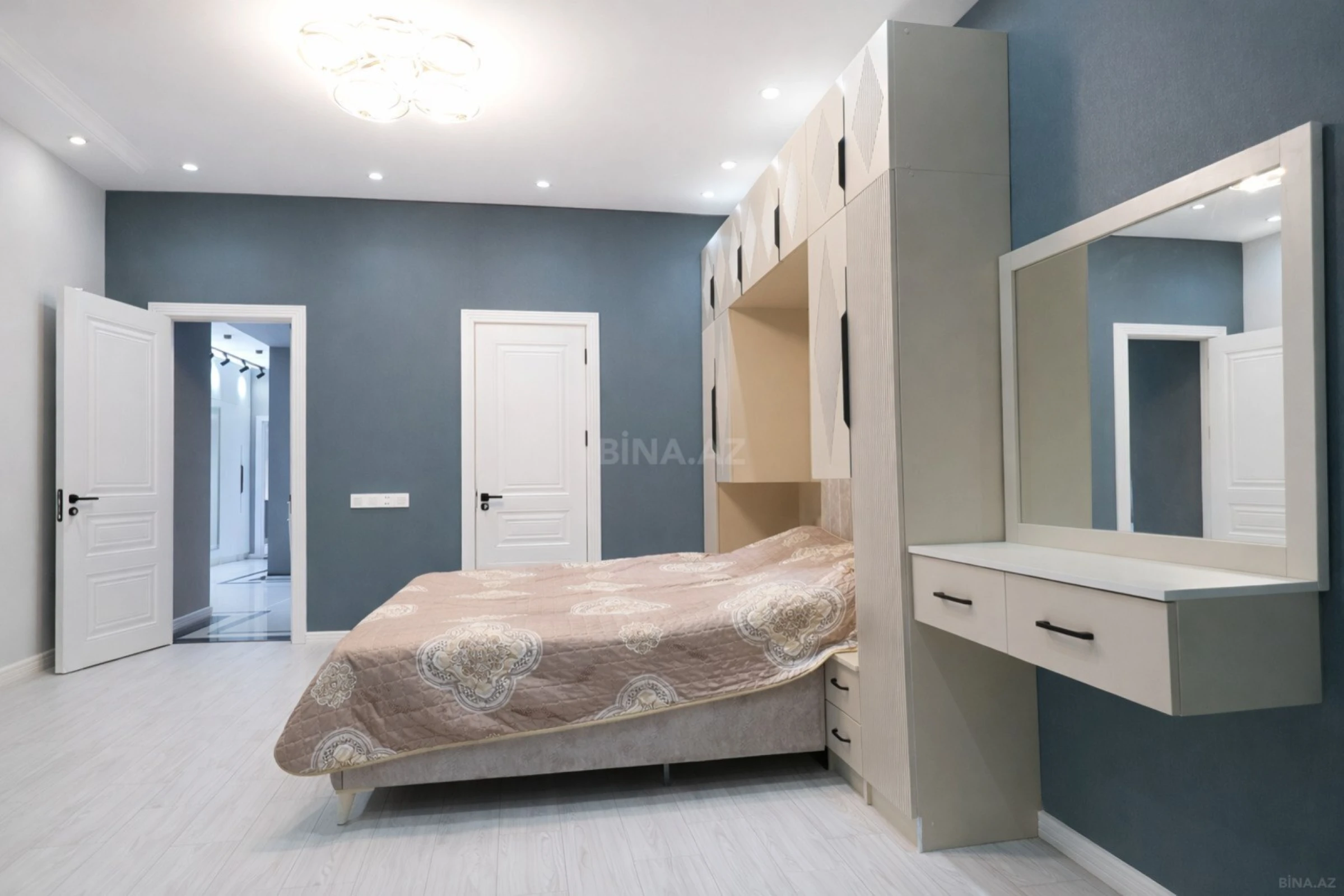 Kirayə verilir 3 otaqlı mənzil 141 m²
