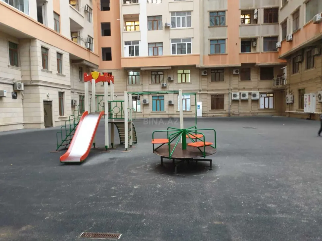 Kirayə verilir 3 otaqlı mənzil 141 m²