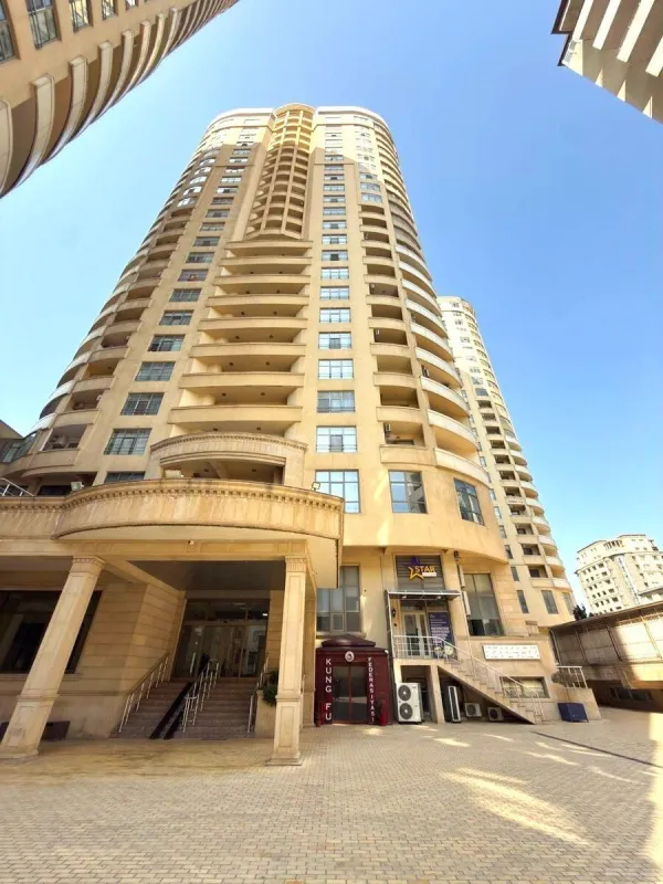 Satılır 4 otaqlı mənzil 220 m²