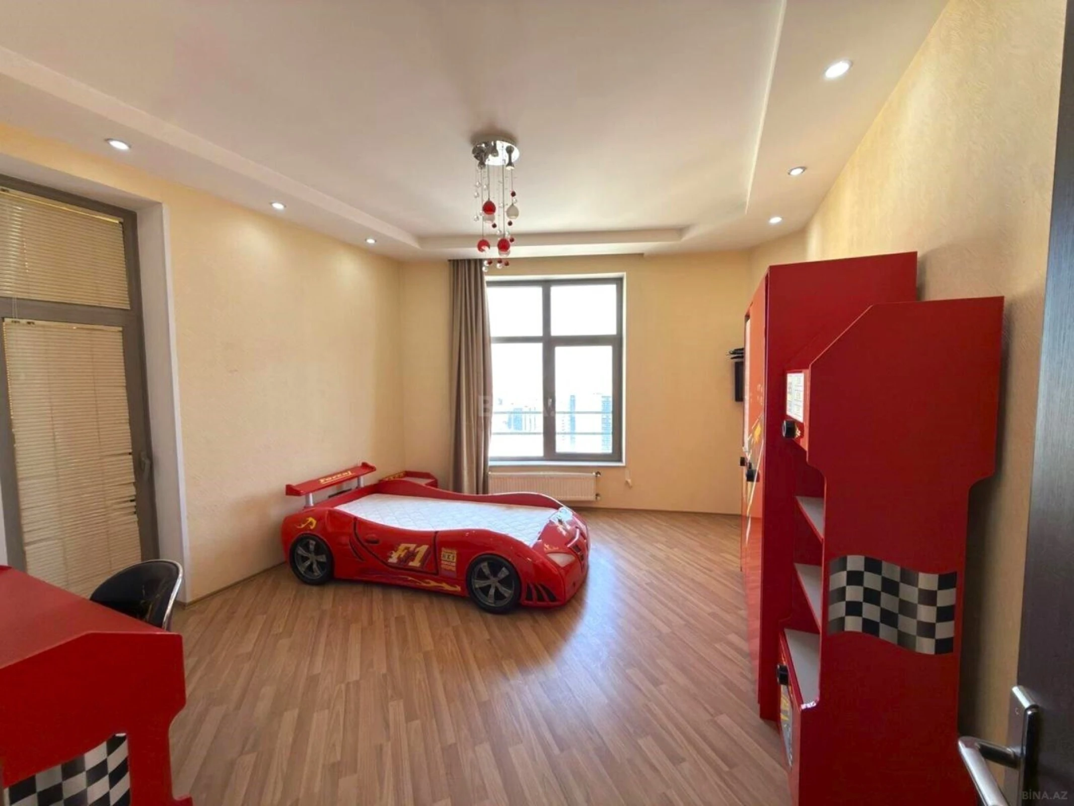 Satılır 4 otaqlı mənzil 220 m²