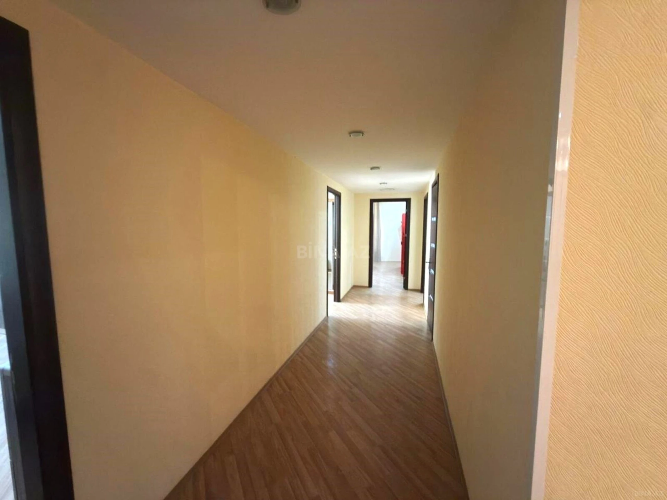 Satılır 4 otaqlı mənzil 220 m²