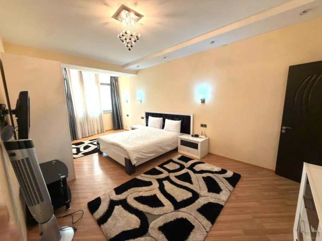Satılır 4 otaqlı mənzil 220 m²