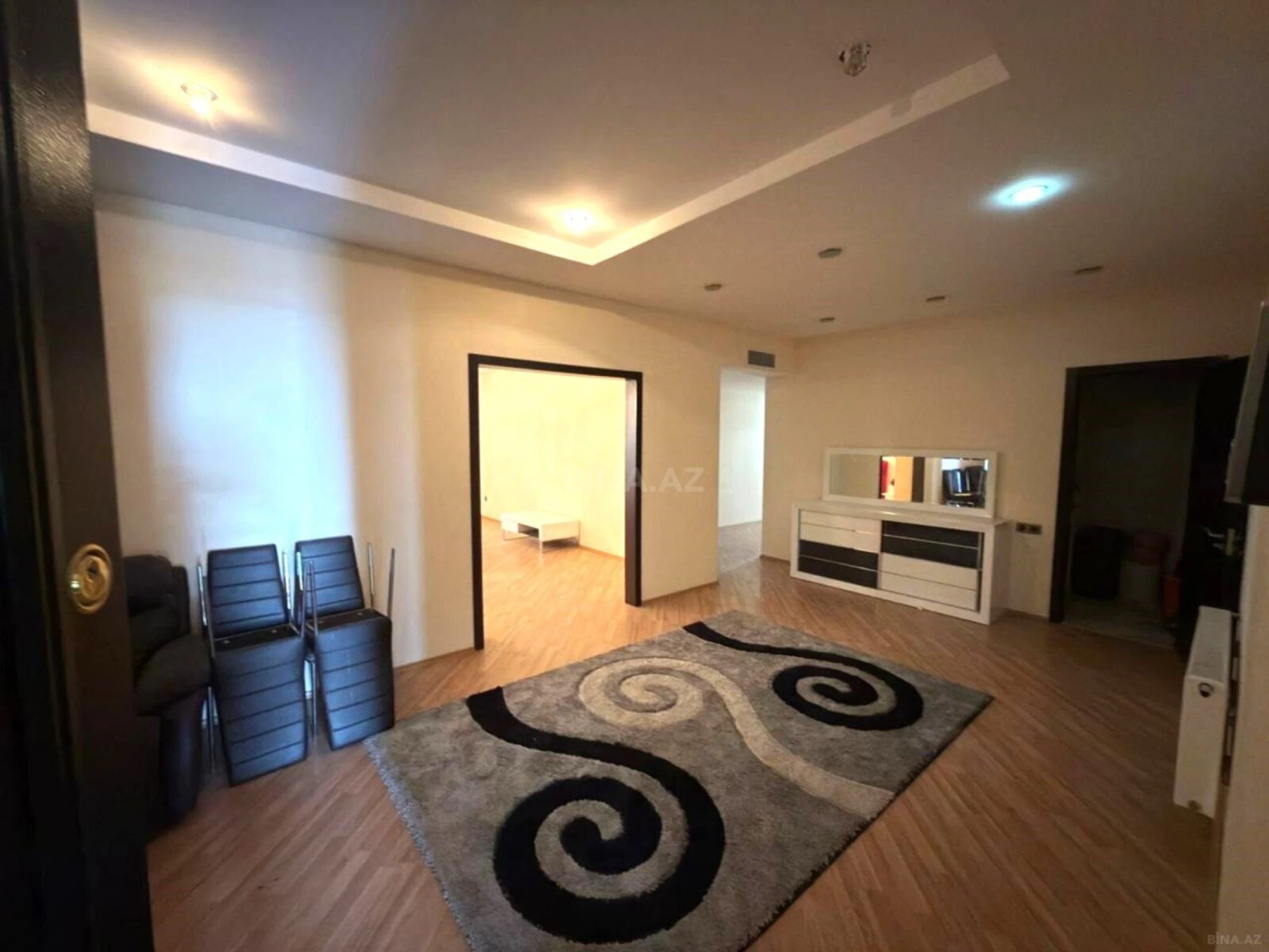 Satılır 4 otaqlı mənzil 220 m²