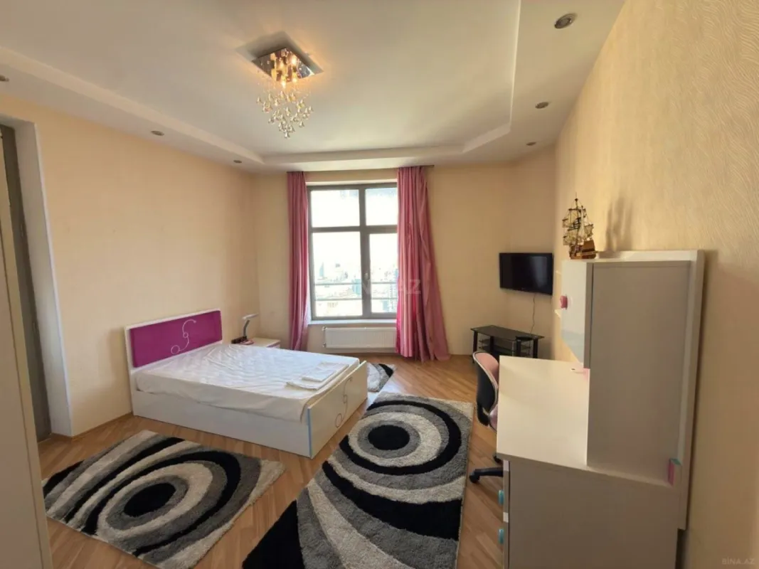 Satılır 4 otaqlı mənzil 220 m²