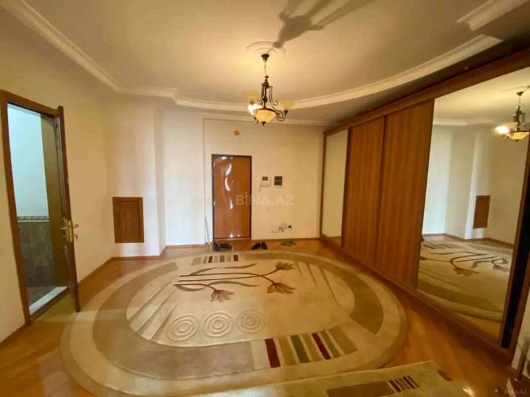 Satılır 3 otaqlı mənzil 190 m²
