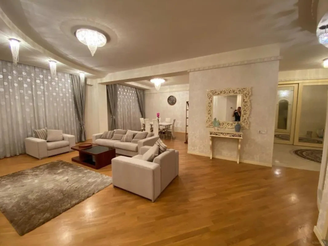 Kirayə verilir 5 otaqlı mənzil 200 m²