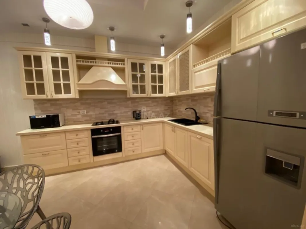 Kirayə verilir 5 otaqlı mənzil 200 m²