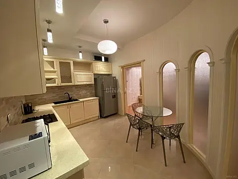 Kirayə verilir 5 otaqlı mənzil 200 m²