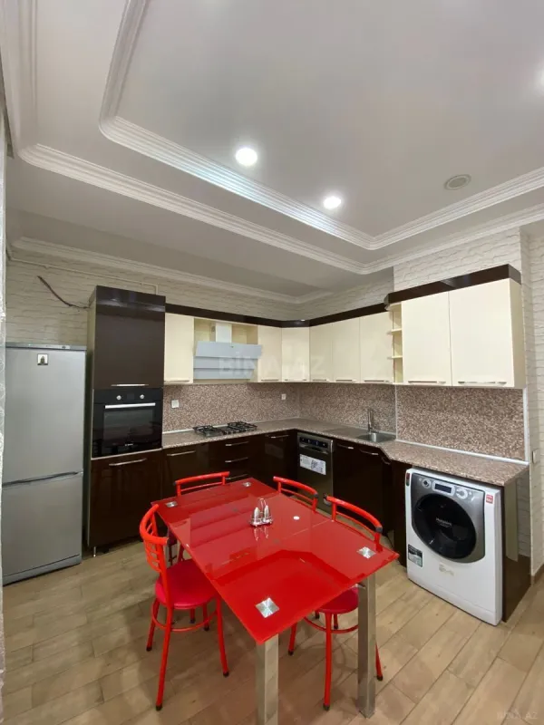 Kirayə verilir 4 otaqlı mənzil 150 m²