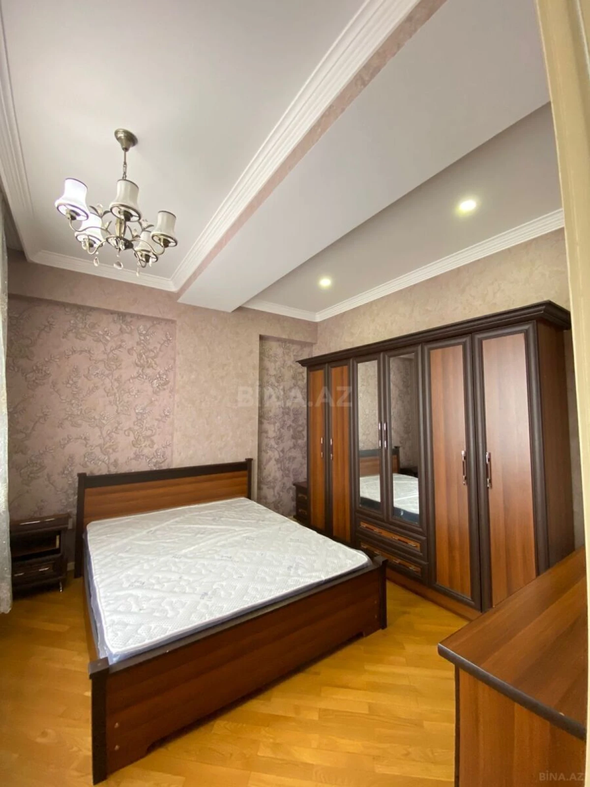 Kirayə verilir 4 otaqlı mənzil 150 m²