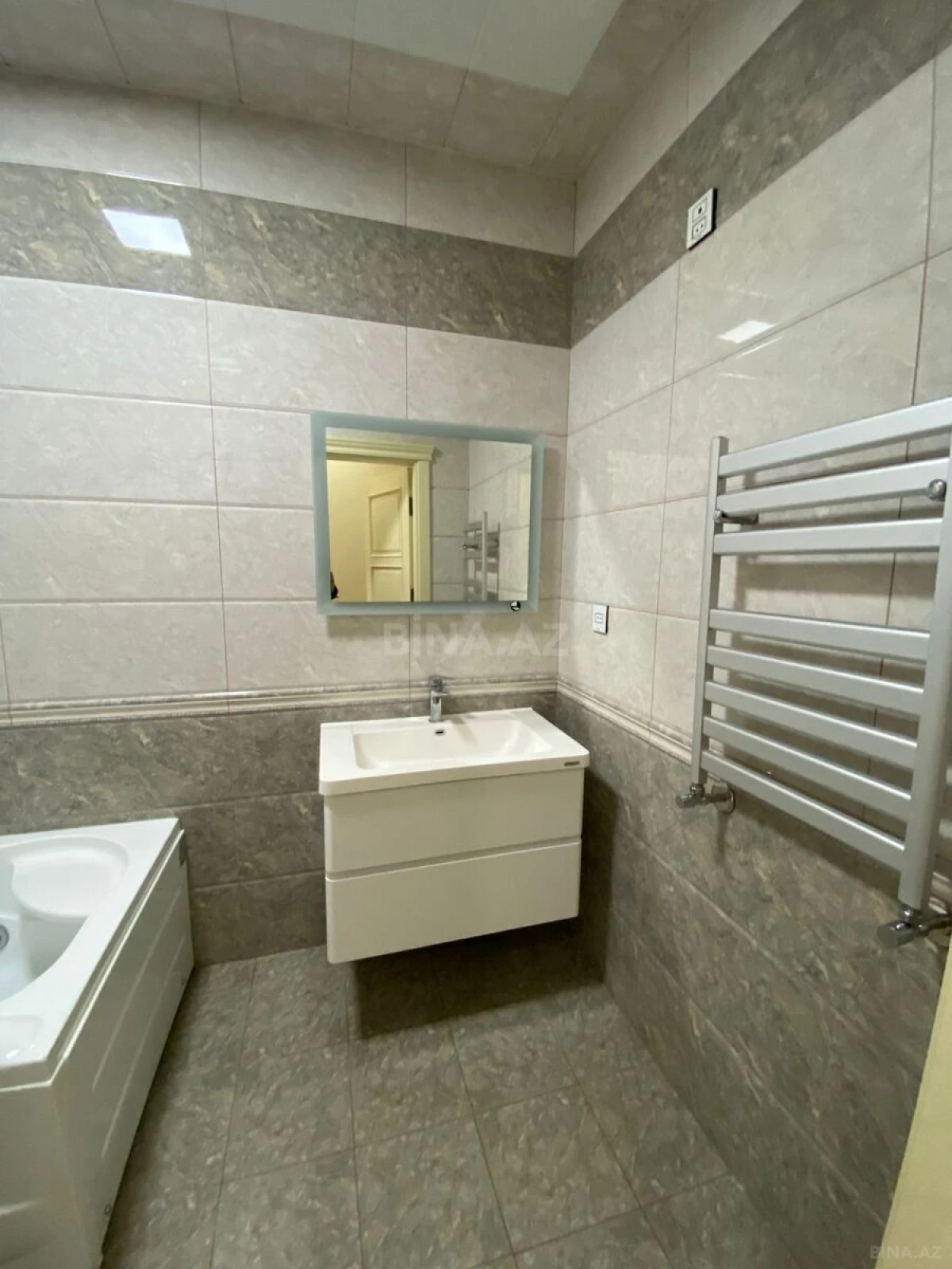 Kirayə verilir 4 otaqlı mənzil 150 m²