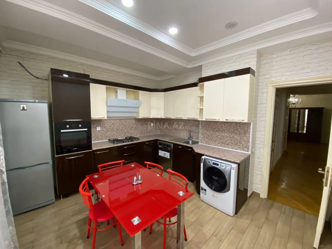 Kirayə verilir 4 otaqlı mənzil 150 m²