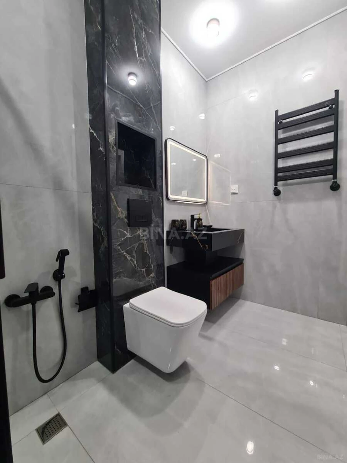 Satılır 3 otaqlı mənzil 130 m²