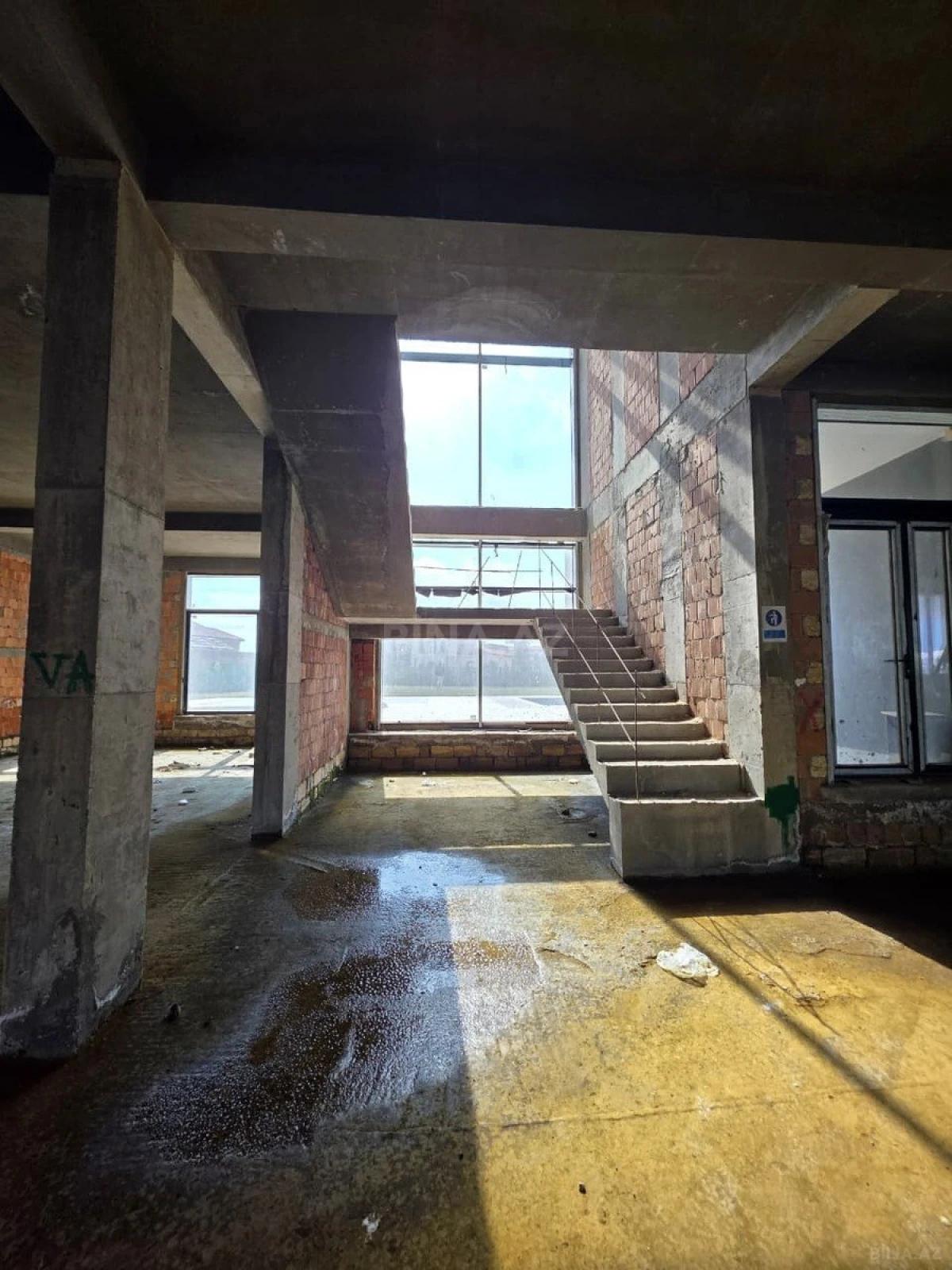 Satılır 8 otaqlı həyət evi 950 m²