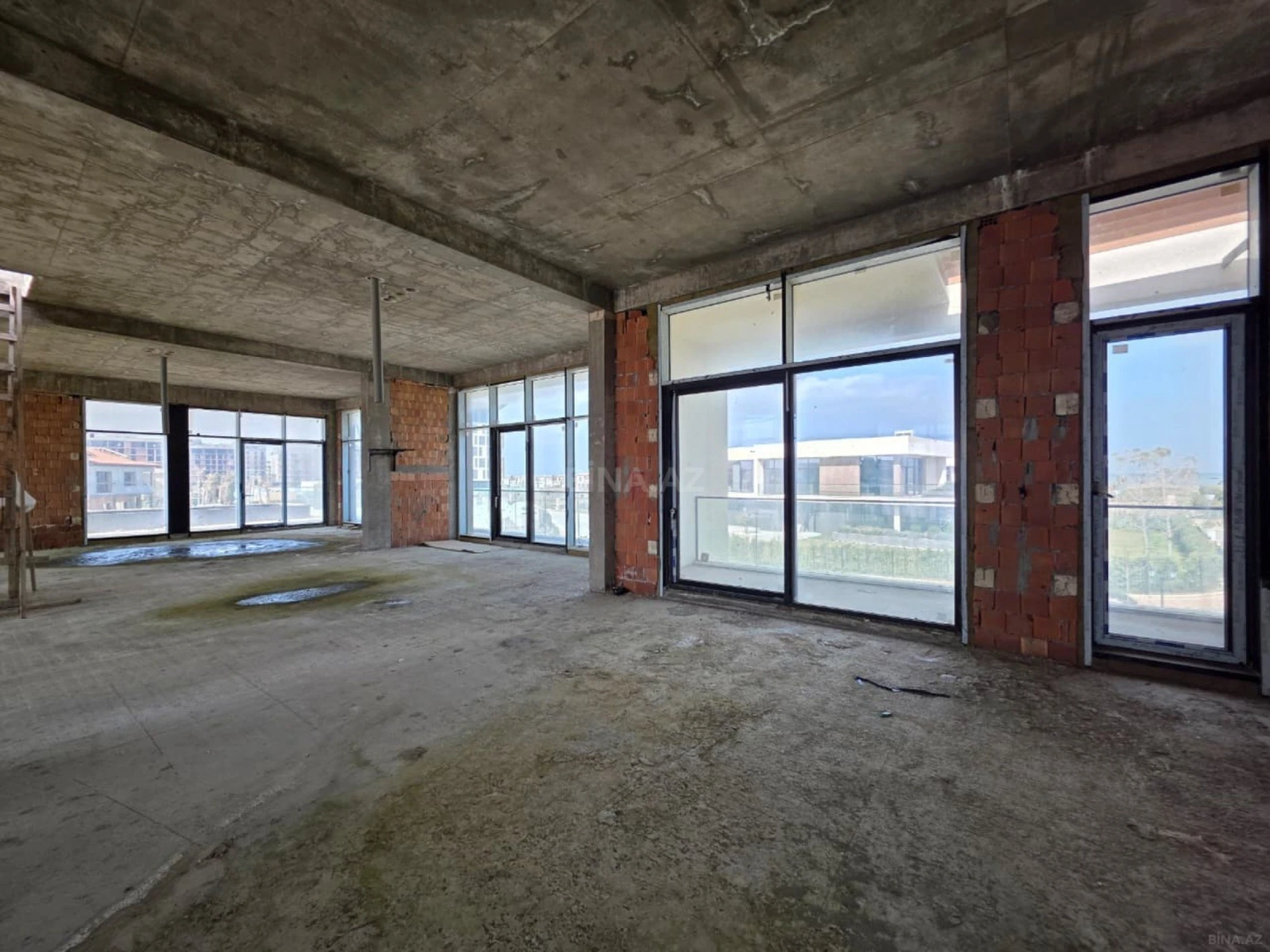 Satılır 8 otaqlı həyət evi 950 m²