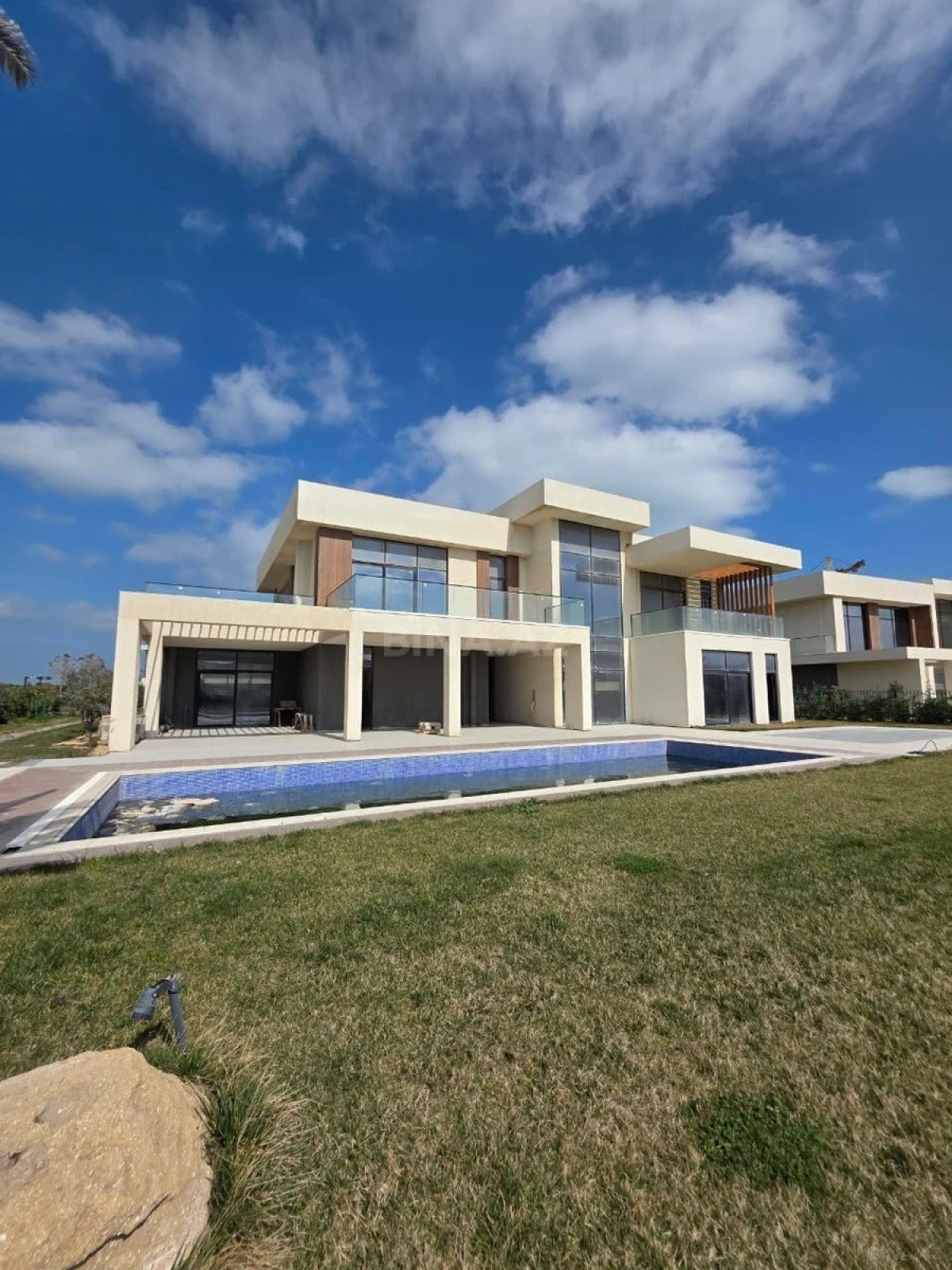 Satılır 8 otaqlı həyət evi 950 m²