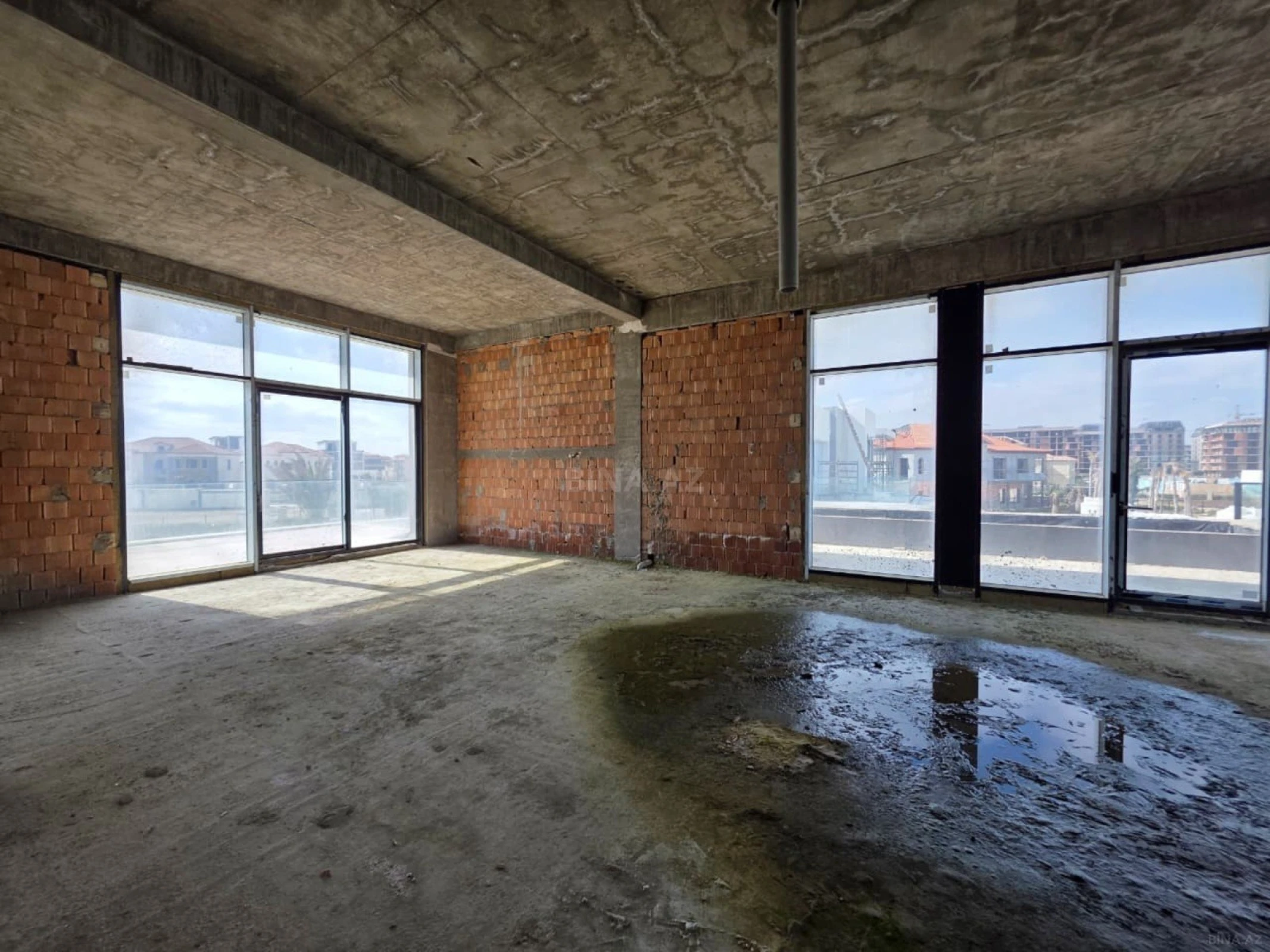 Satılır 8 otaqlı həyət evi 950 m²