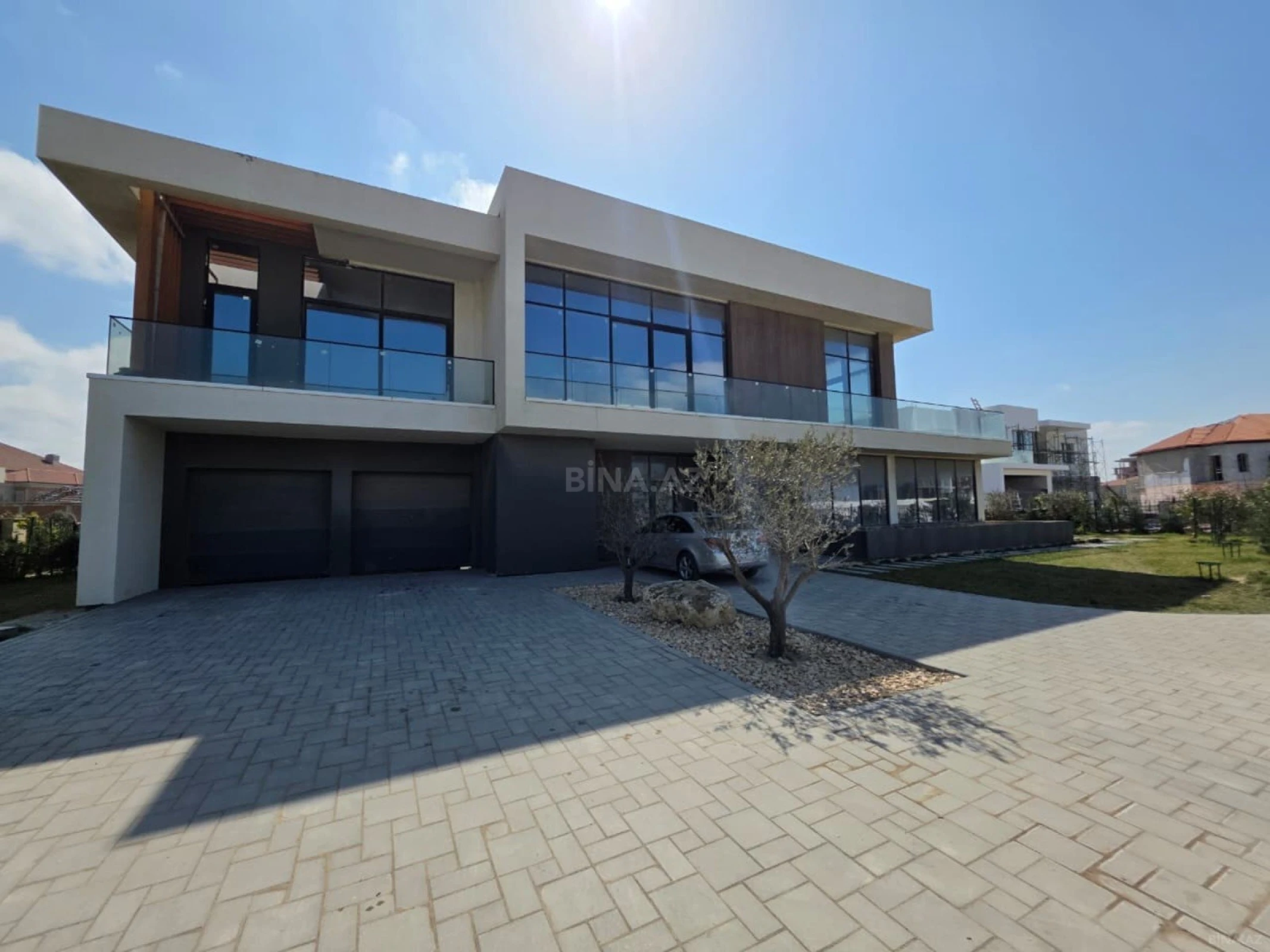 Satılır 8 otaqlı həyət evi 950 m²