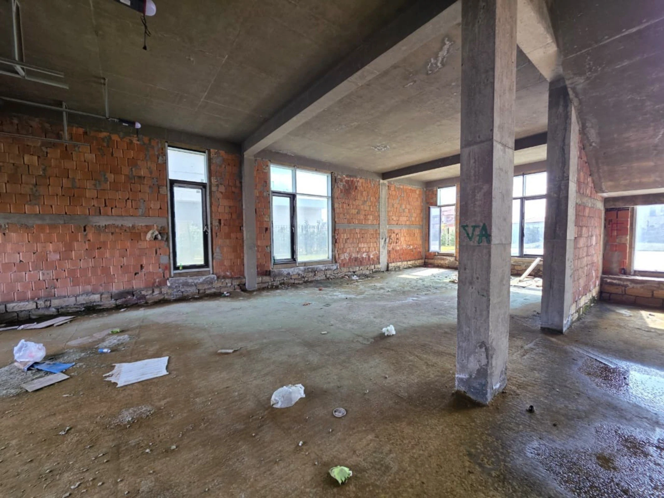 Satılır 8 otaqlı həyət evi 950 m²