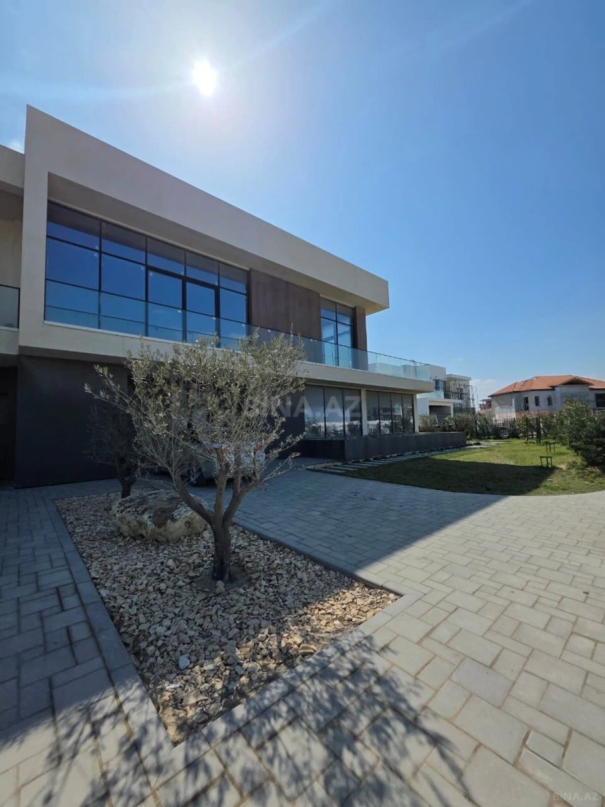 Satılır 8 otaqlı həyət evi 950 m²