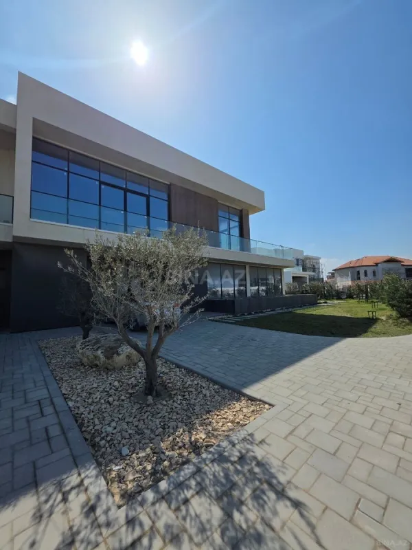Satılır 8 otaqlı həyət evi 950 m²