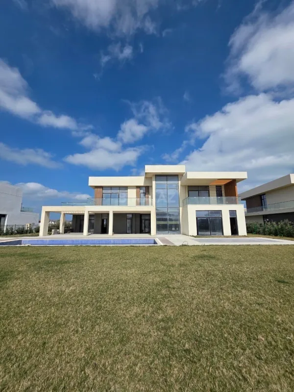 Satılır 8 otaqlı həyət evi 950 m²