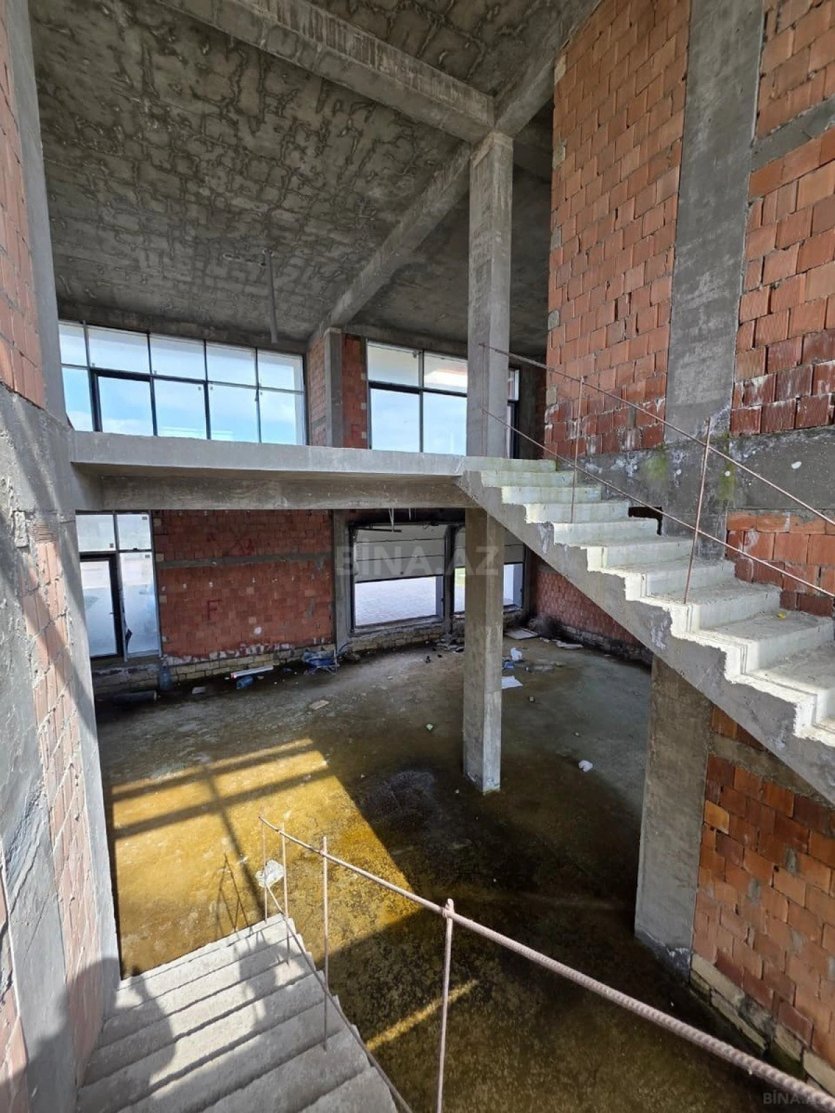 Satılır 8 otaqlı həyət evi 950 m²