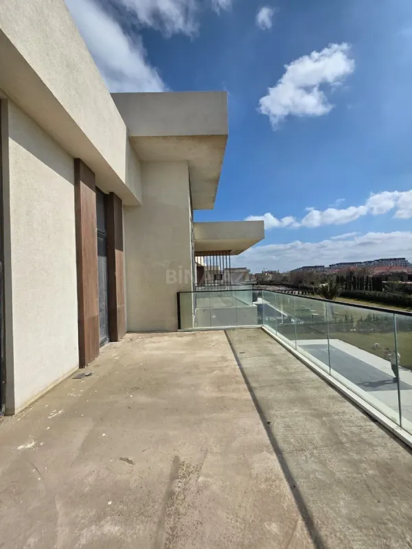 Satılır 8 otaqlı həyət evi 950 m²