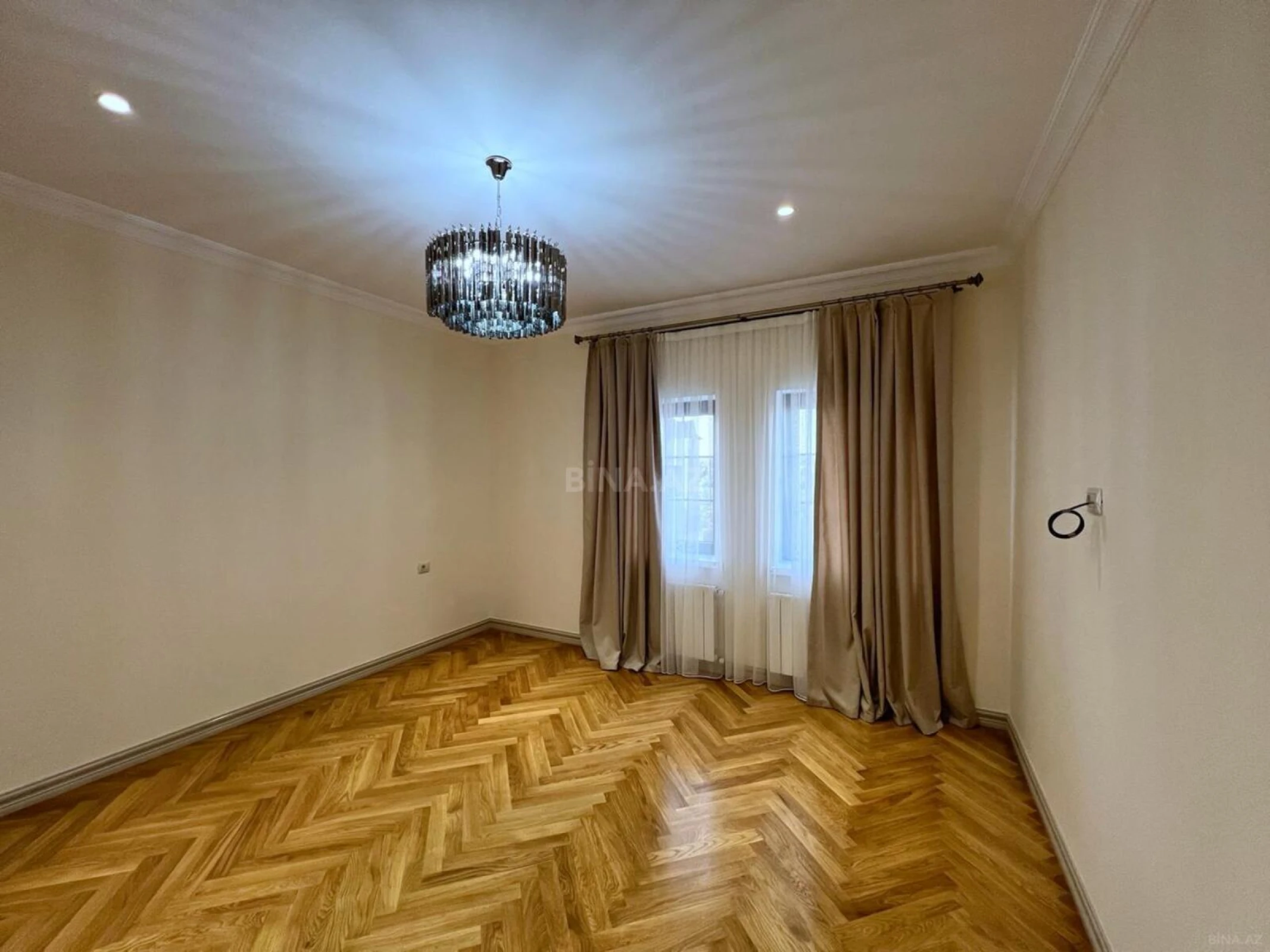 Satılır 7 otaqlı həyət evi 600 m²