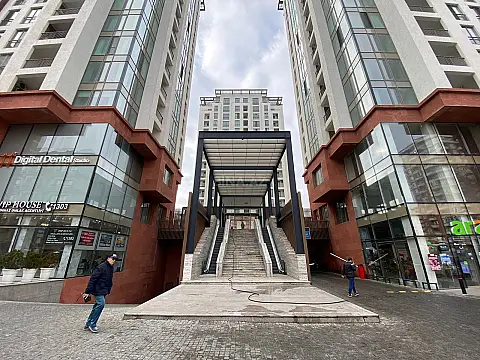 Satılır 4 otaqlı mənzil 180 m²