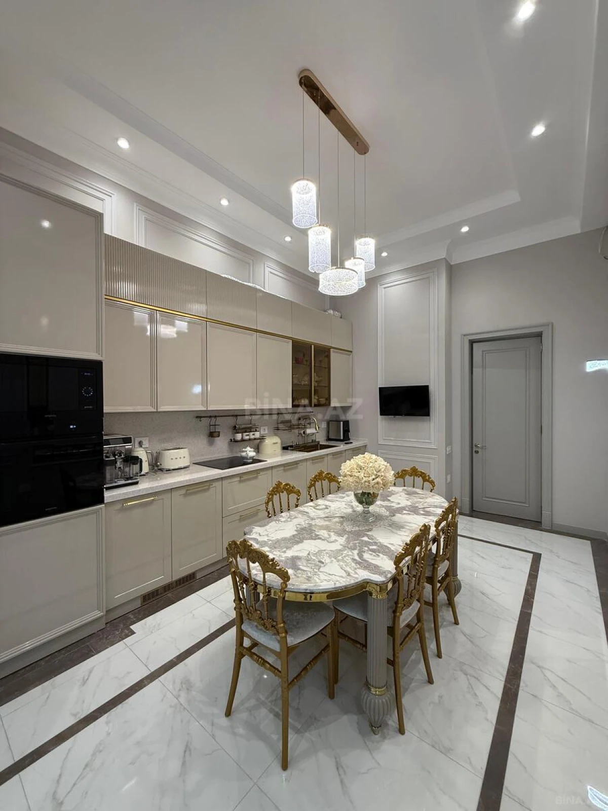 Satılır 4 otaqlı mənzil 180 m²