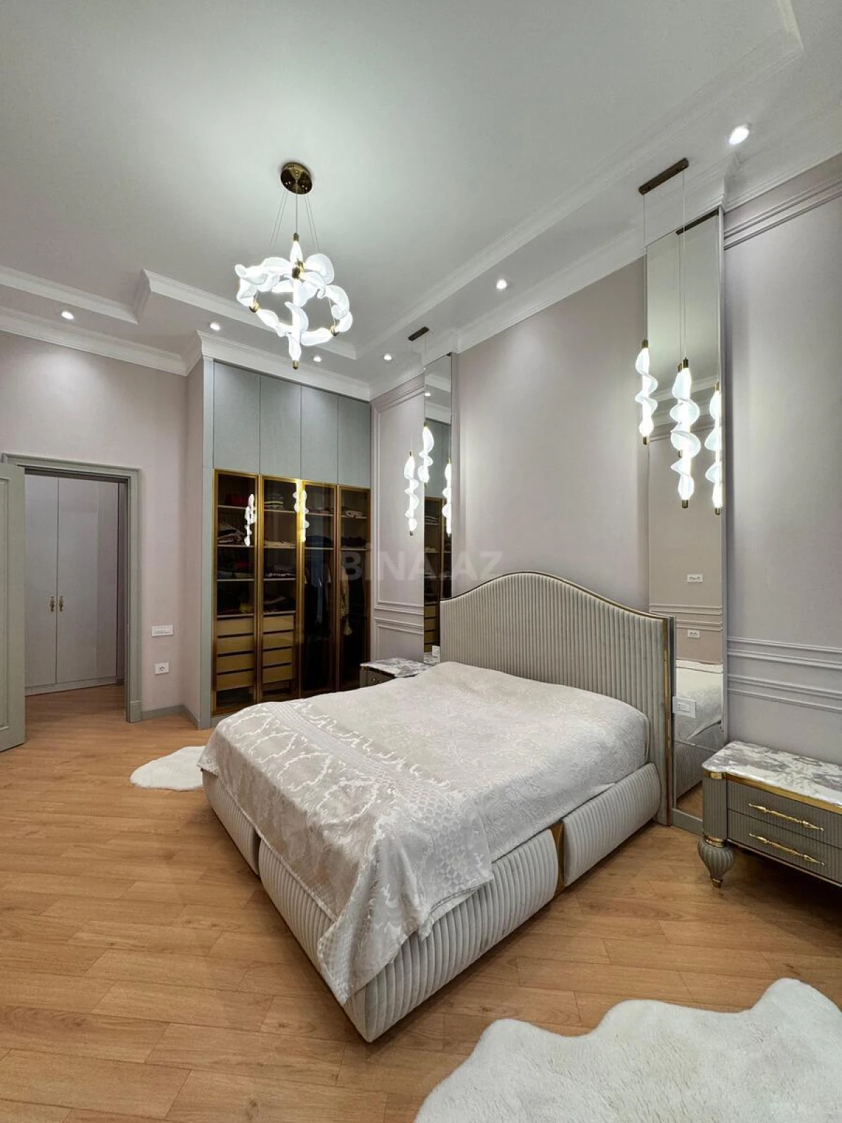 Satılır 4 otaqlı mənzil 180 m²