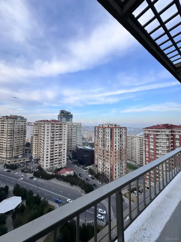 Satılır 4 otaqlı mənzil 180 m²