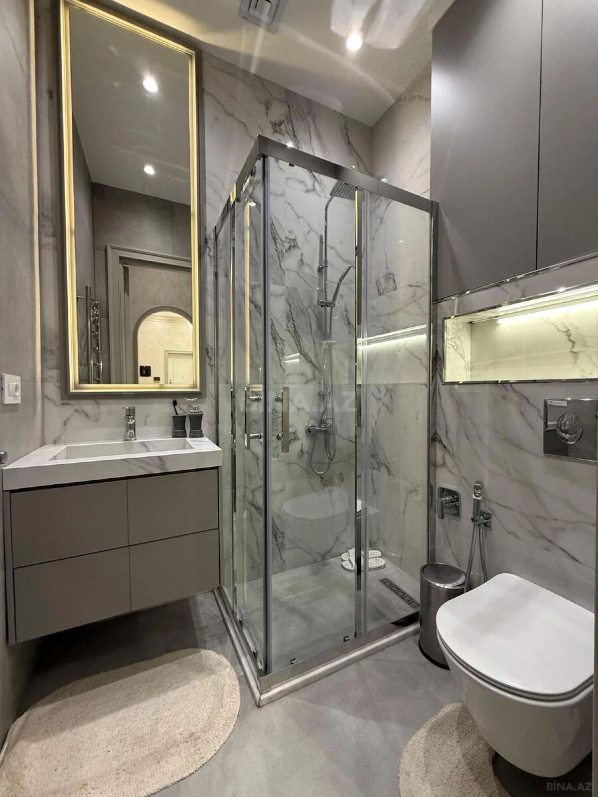 Satılır 4 otaqlı mənzil 180 m²