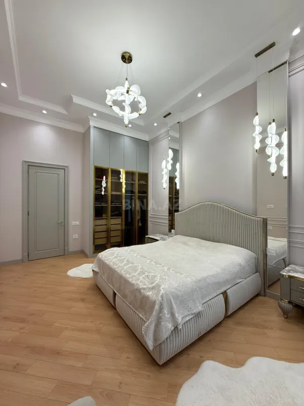 Satılır 4 otaqlı mənzil 180 m²