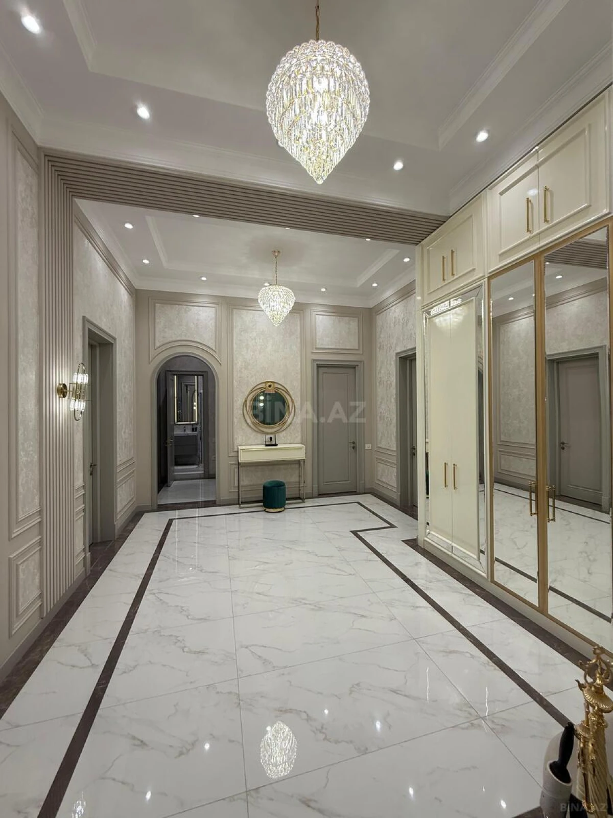 Satılır 4 otaqlı mənzil 180 m²