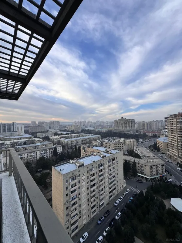 Satılır 4 otaqlı mənzil 180 m²