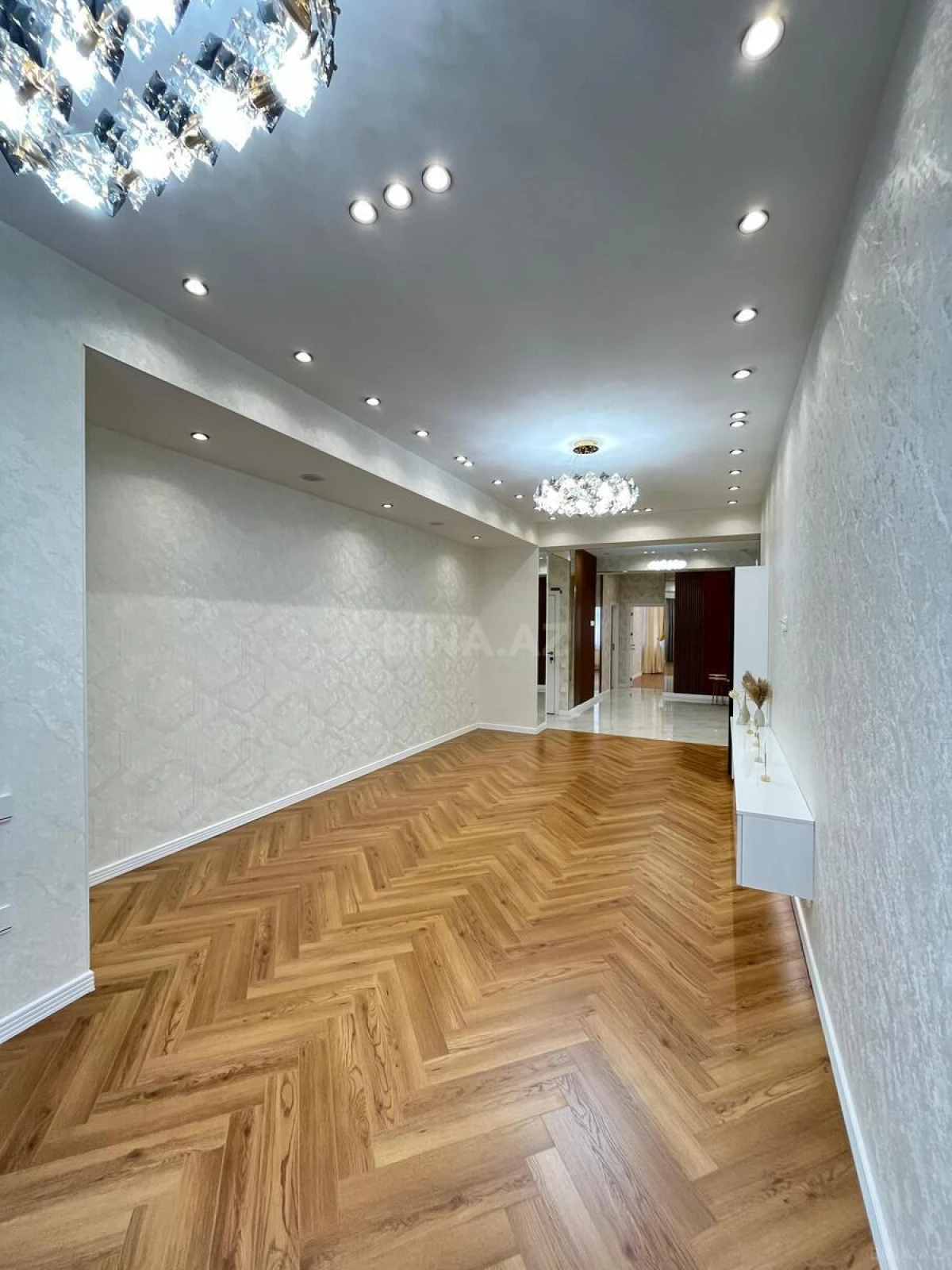 Satılır 3 otaqlı mənzil 136 m²
