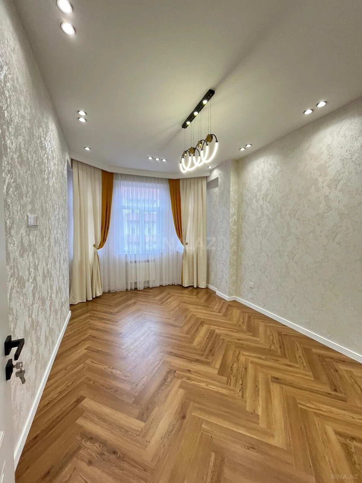 Satılır 3 otaqlı mənzil 136 m²