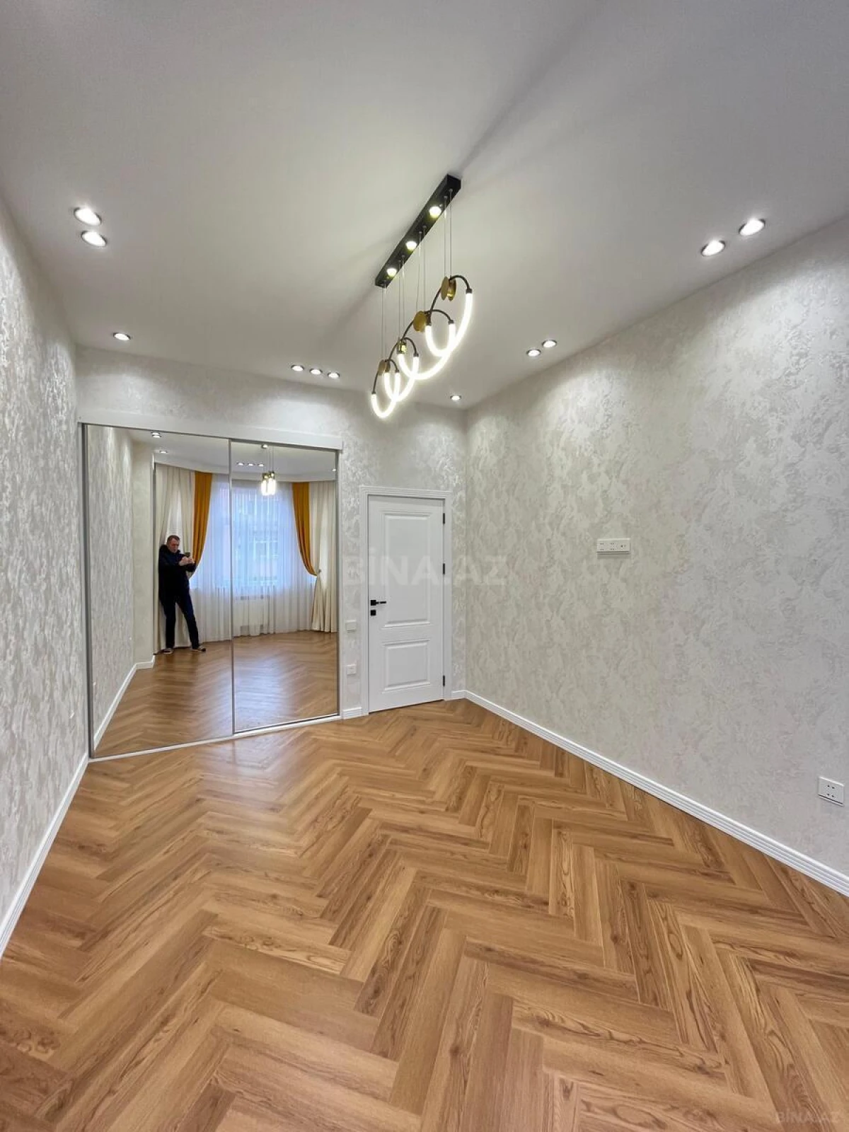 Satılır 3 otaqlı mənzil 136 m²