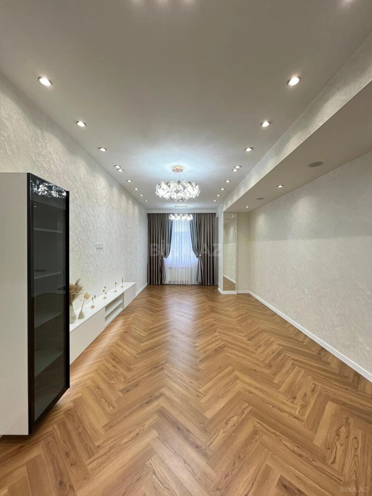 Satılır 3 otaqlı mənzil 136 m²