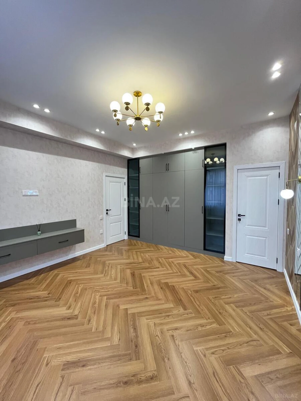 Satılır 3 otaqlı mənzil 136 m²