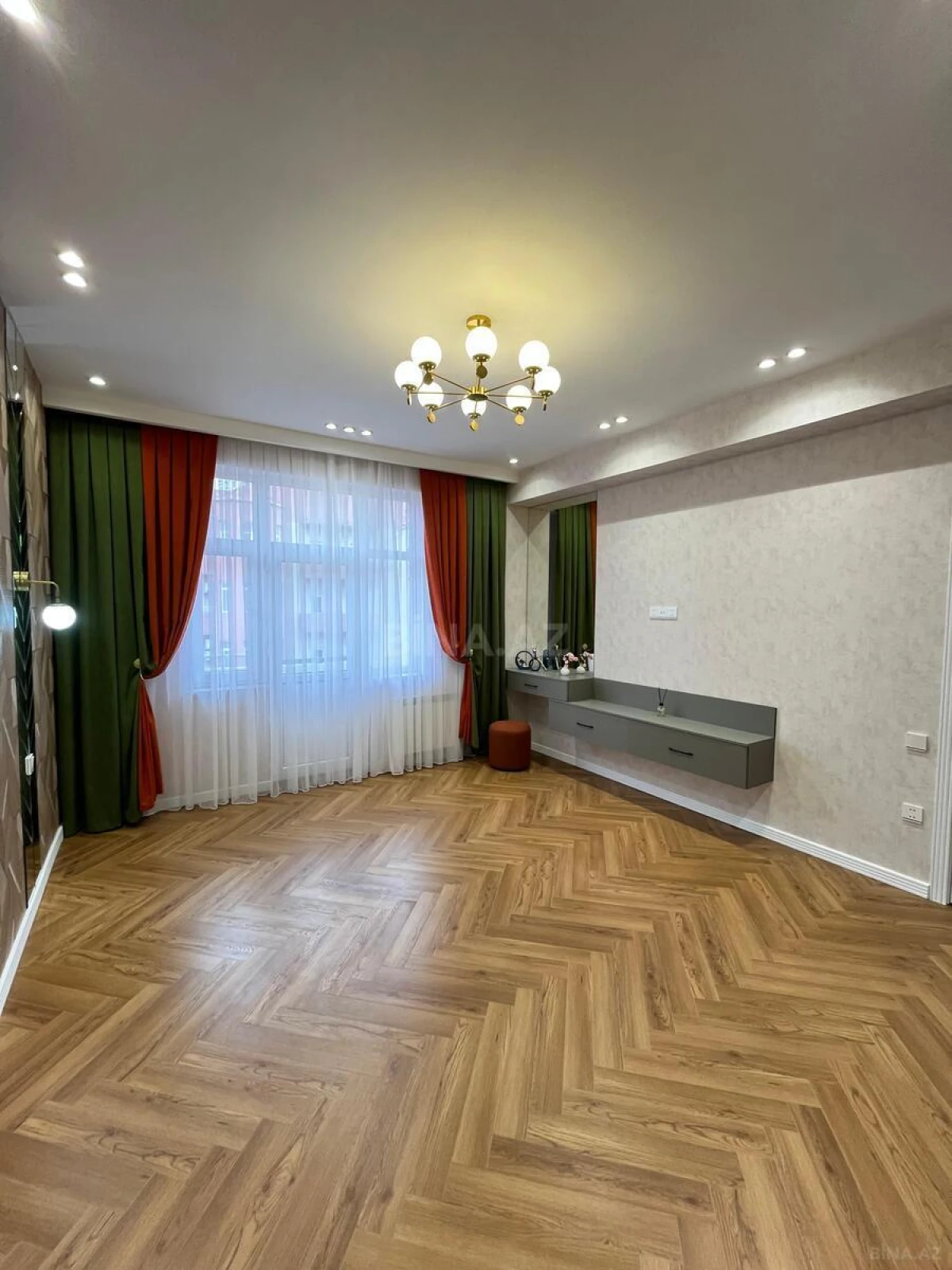 Satılır 3 otaqlı mənzil 136 m²