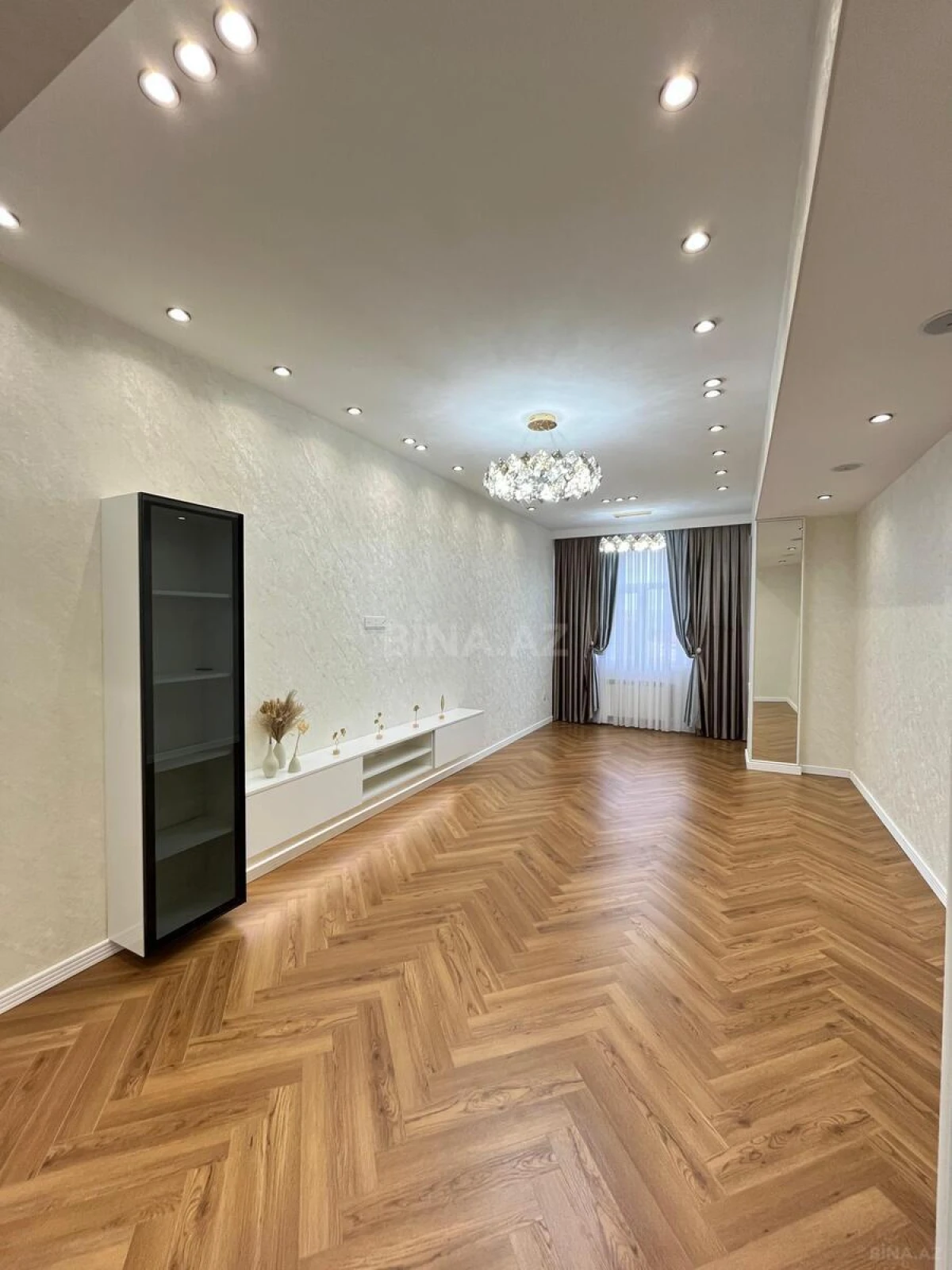 Satılır 3 otaqlı mənzil 136 m²