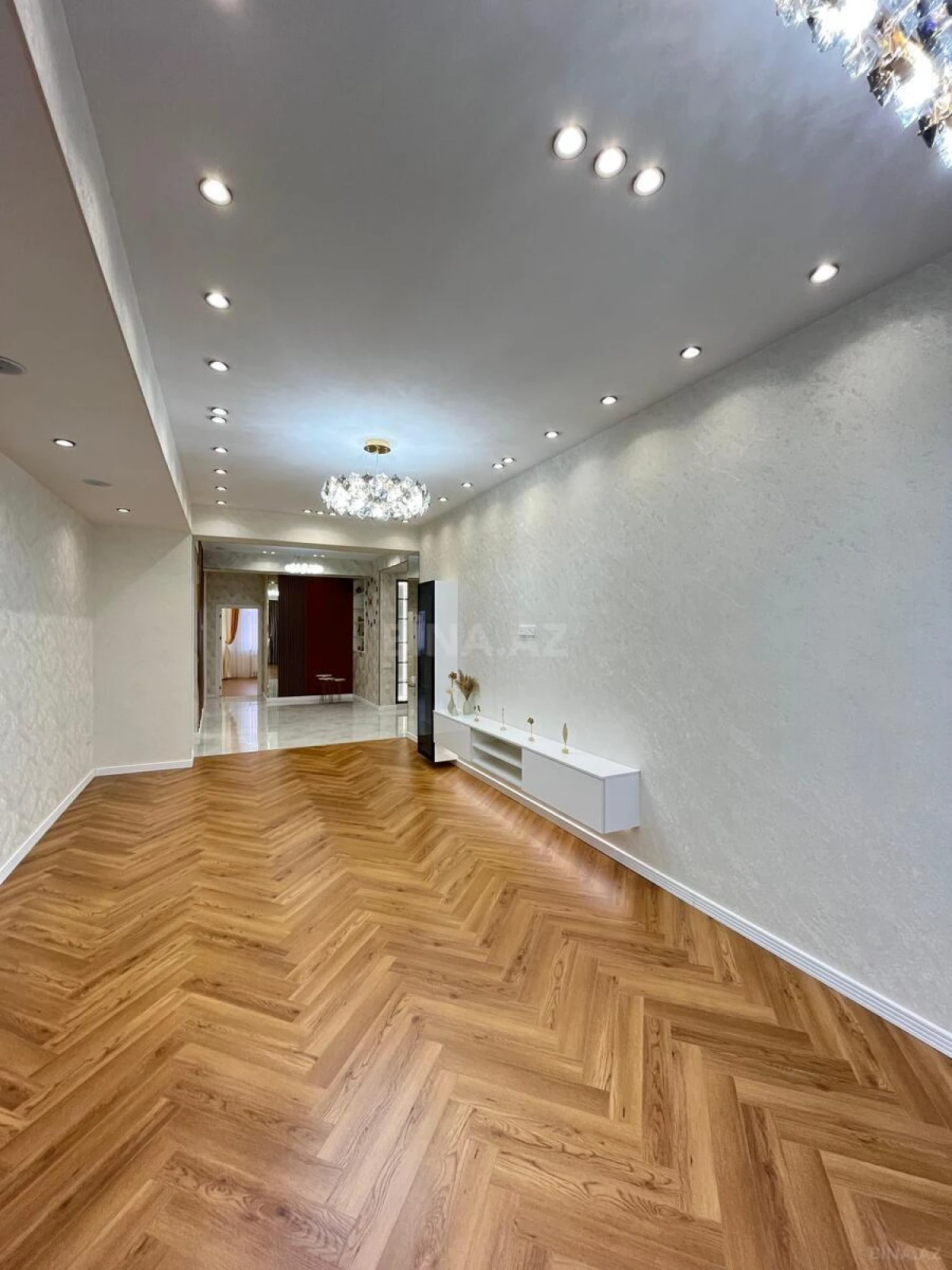 Satılır 3 otaqlı mənzil 136 m²