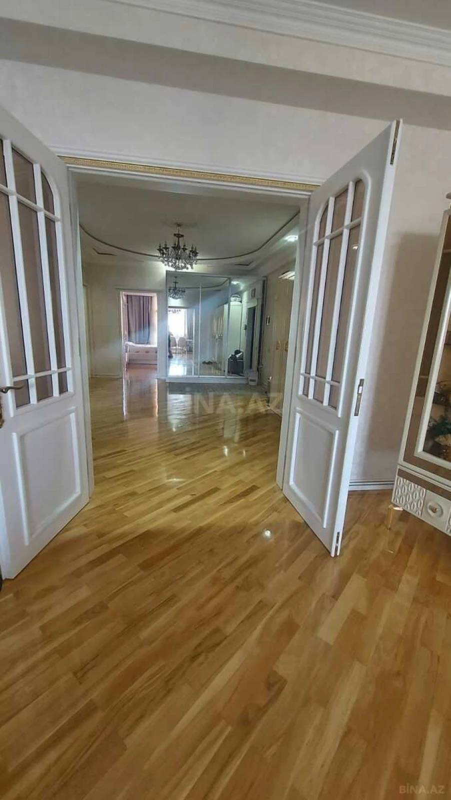Satılır 3 otaqlı mənzil 165 m²