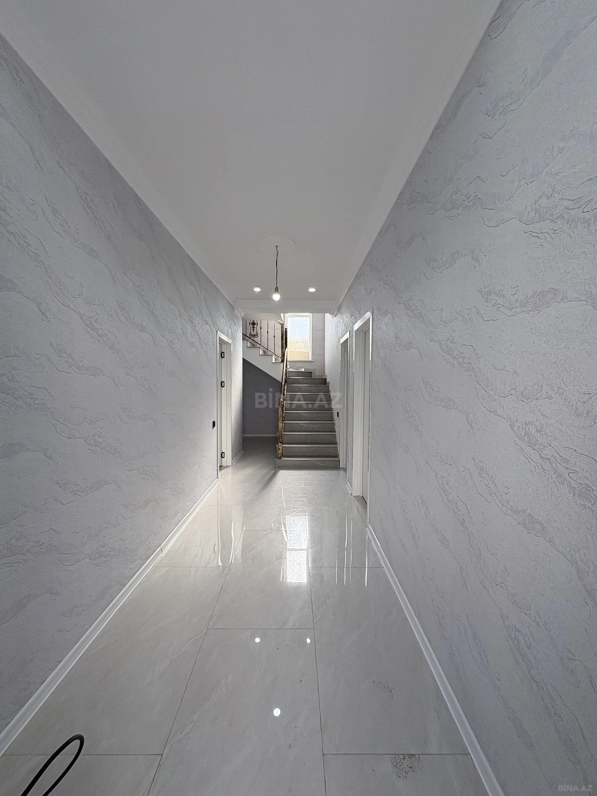 Satılır 5 otaqlı həyət evi 220 m²