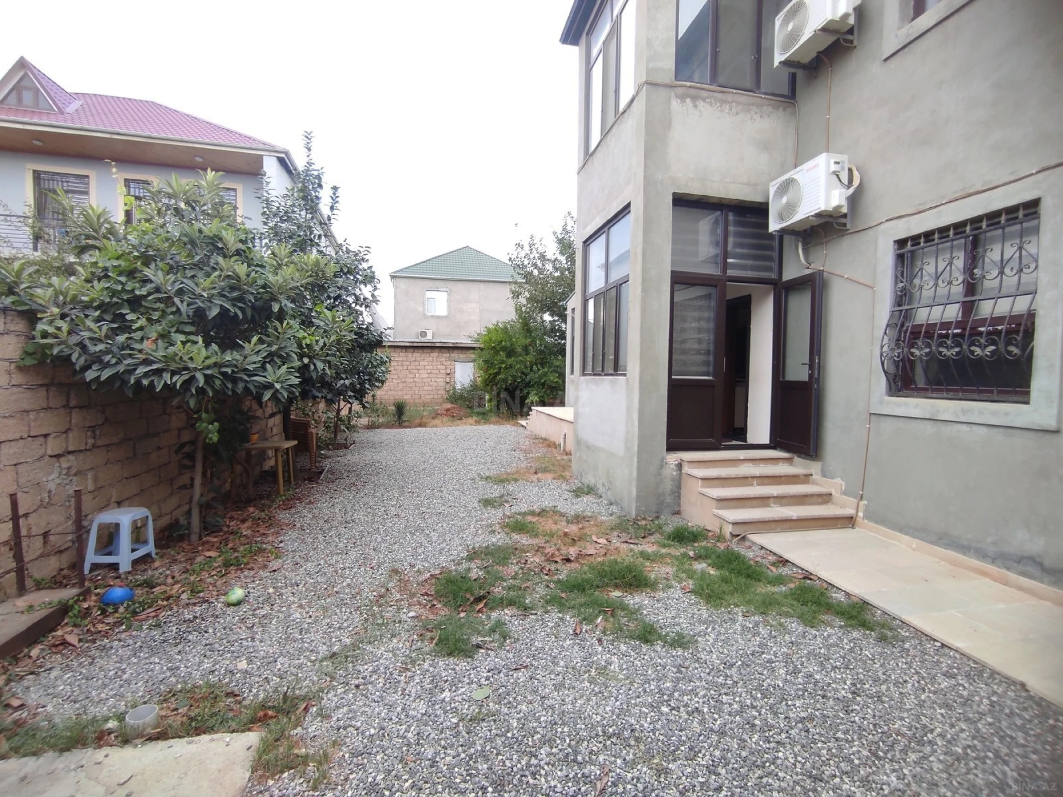 Satılır 5 otaqlı həyət evi 220 m²