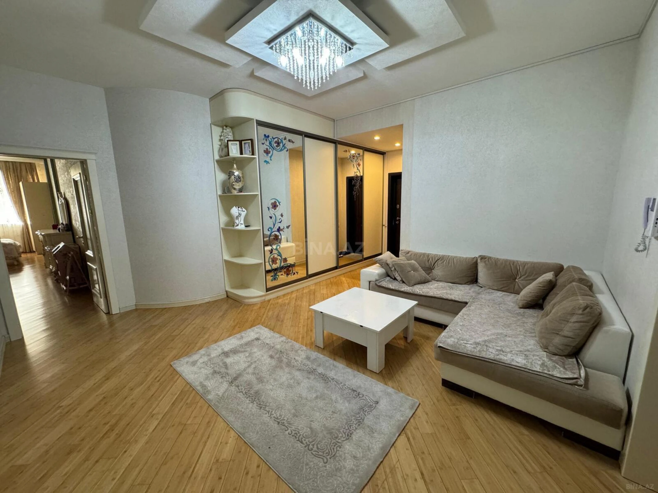 Satılır 2 otaqlı mənzil 112 m²