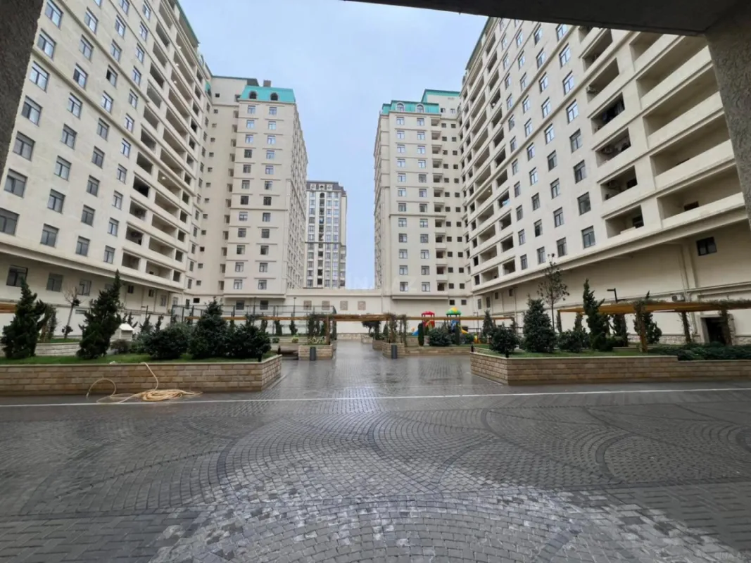 Satılır 4 otaqlı mənzil 175 m²